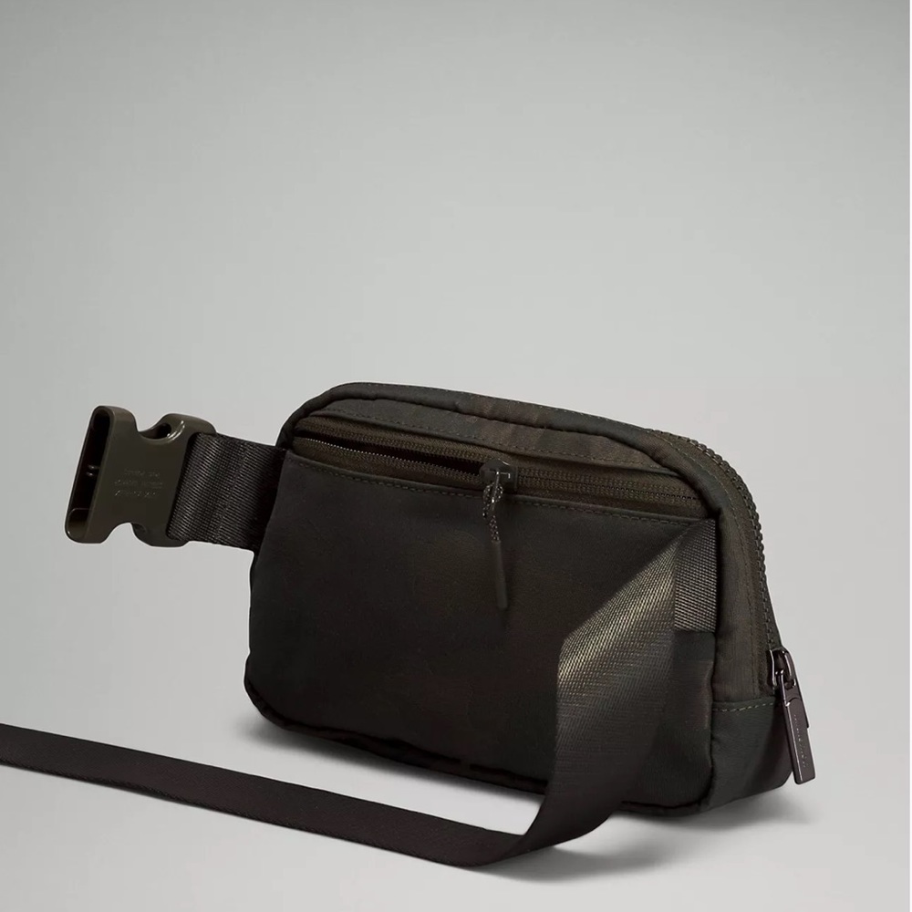 Lululemon Everywhere Belt Bag Camo Crossbody Sling Bag Nwt - Picture 4 of 6